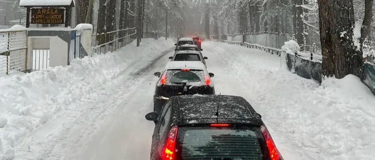 Camigliatello Silano, turisti bloccati in auto per ore. «Ora andremo a Roccaraso...»