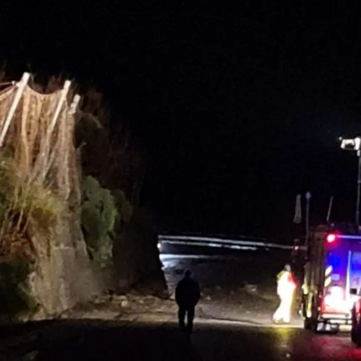 Amantea, pietre rotolanti sulla Statale 18 e strada chiusa al traffico | VIDEO