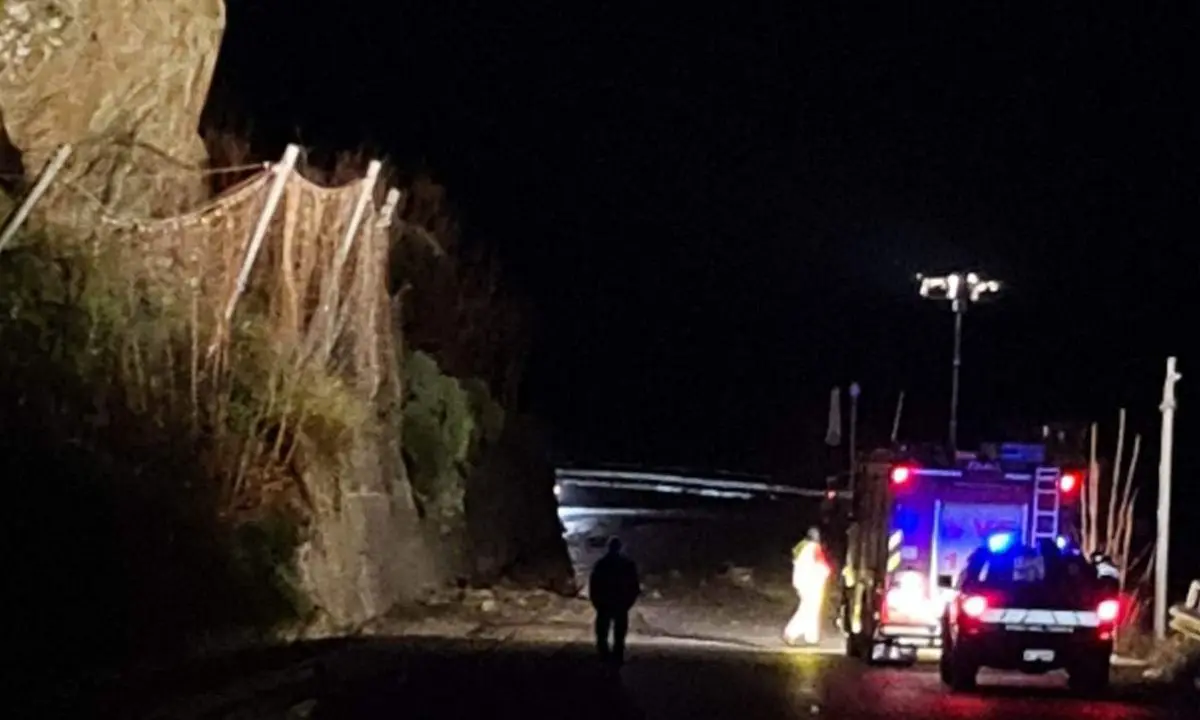 Amantea, pietre rotolanti sulla Statale 18 e strada chiusa al traffico | VIDEO