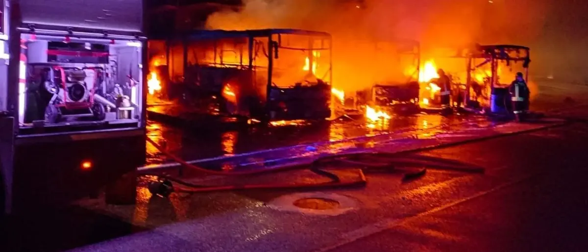 Diamante, tre autobus in fiamme nella notte in piazza Caravaggio | VIDEO