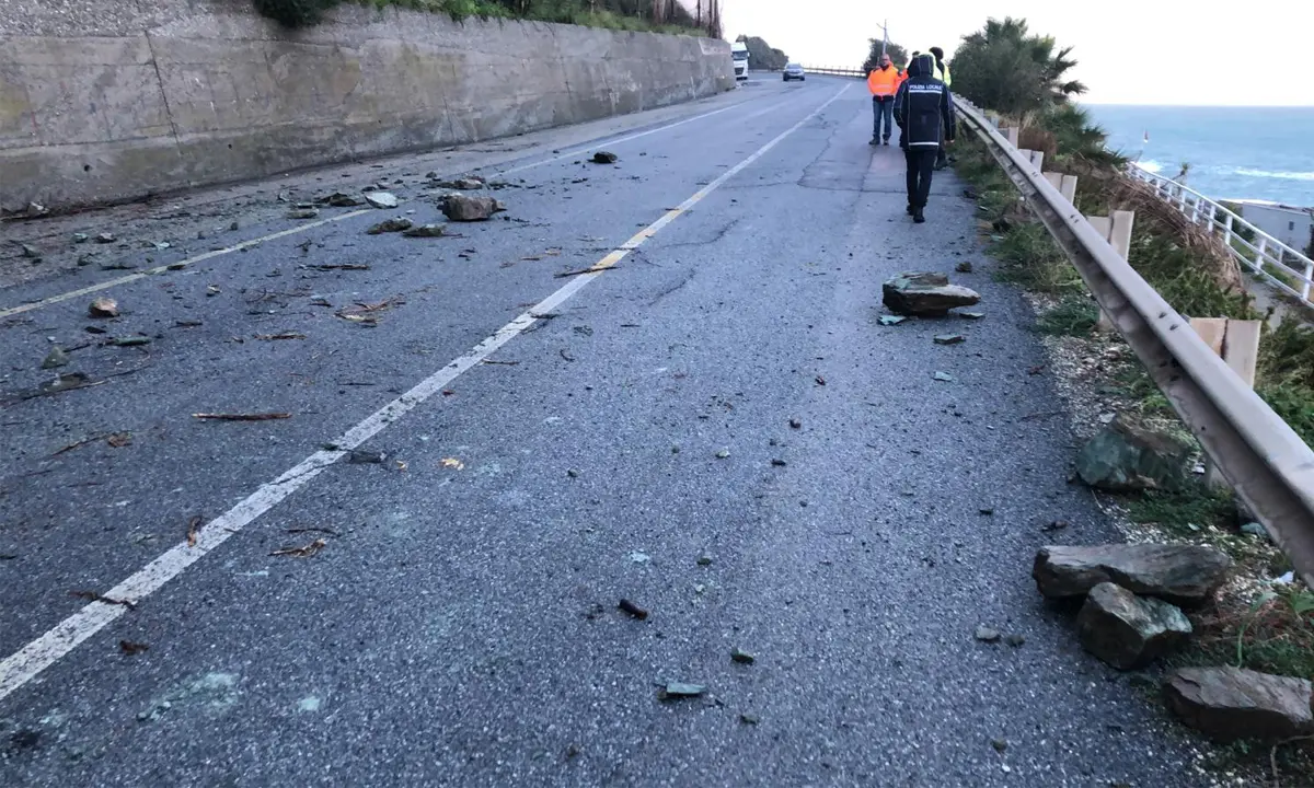 Frana di Coreca, oggi vertice in Prefettura. Ad Amantea chiusa un'altra strada