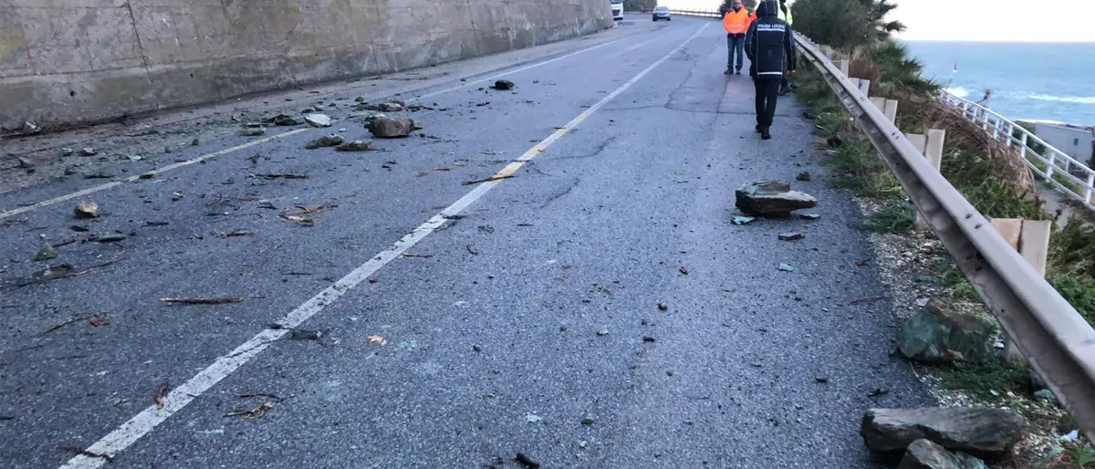Frana di Coreca, oggi vertice in Prefettura. Ad Amantea chiusa un'altra strada