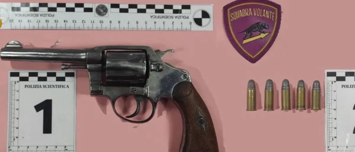 Cosenza, pistola clandestina sequestrata a un pregiudicato