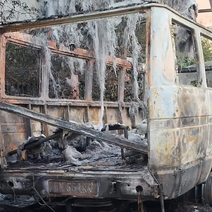 Fuscaldo, scuolabus in fiamme tra le case. Cittadini spaventati | VIDEO