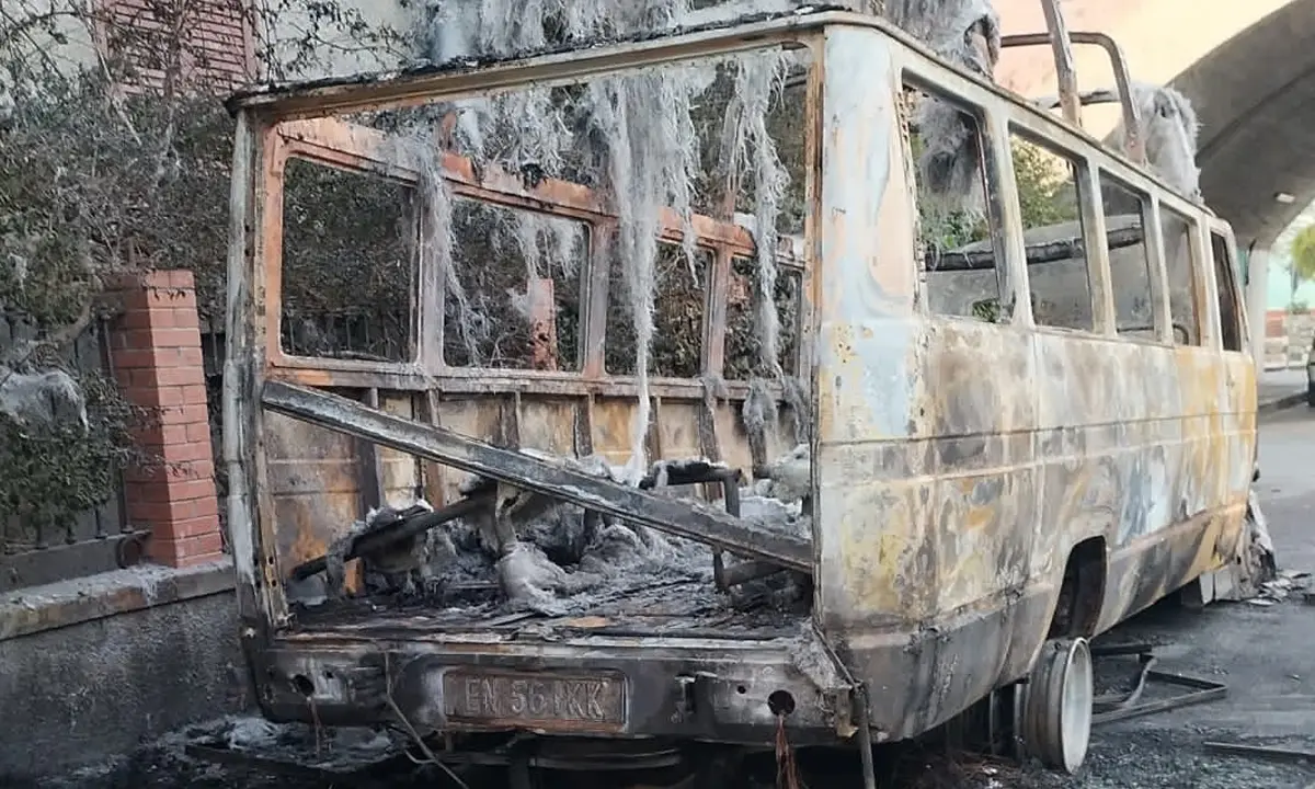Fuscaldo, scuolabus in fiamme tra le case. Cittadini spaventati | VIDEO
