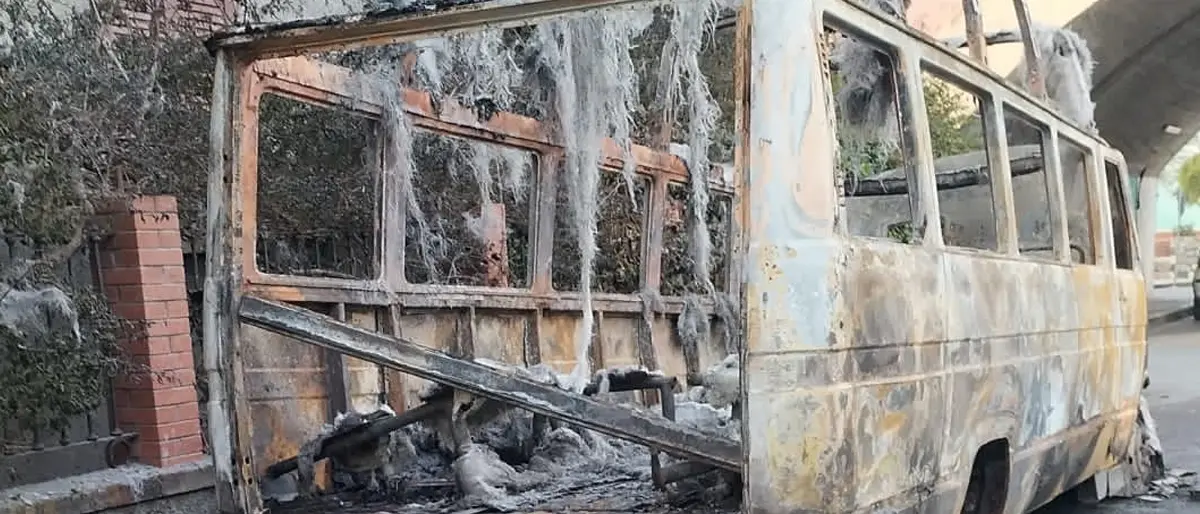 Fuscaldo, scuolabus in fiamme tra le case. Cittadini spaventati | VIDEO