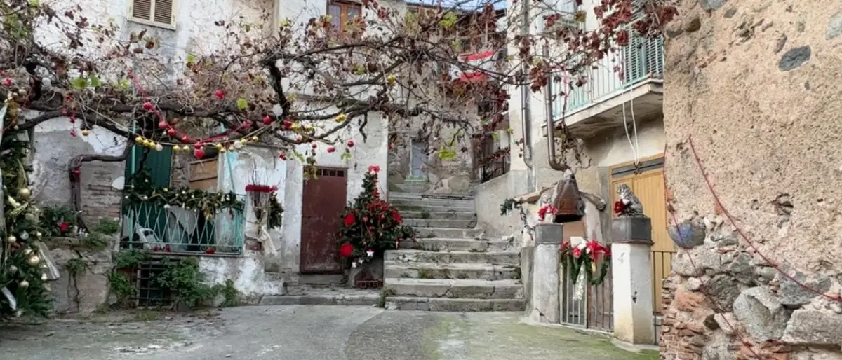 Corigliano Rossano, addobbi natalizi in aree degradate ma suggestive