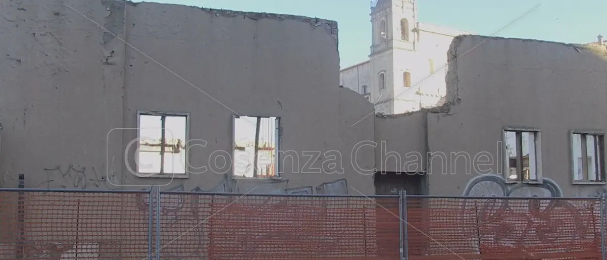 Sindacati, partiti e associazioni denunciano irregolarità nei lavori dell’ex Hotel Jolly a Cosenza