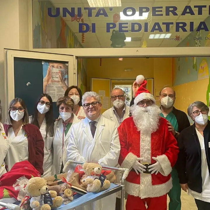 Cosenza, l'Aeronautica militare regala sorrisi in corsia