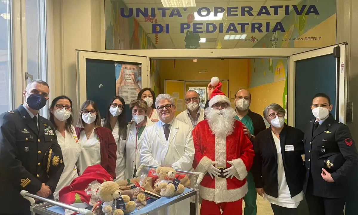 Cosenza, l'Aeronautica militare regala sorrisi in corsia