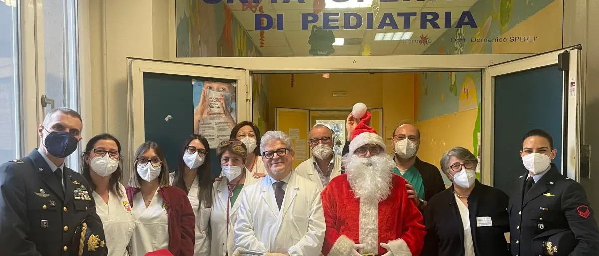 Cosenza, l'Aeronautica militare regala sorrisi in corsia