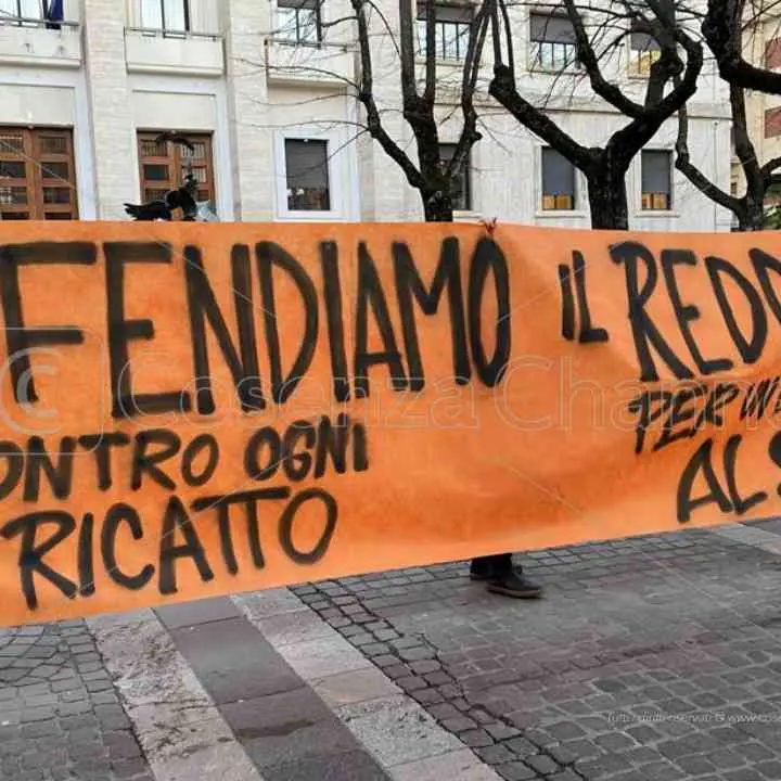 Cosenza, manifestanti in piazza per difendere il reddito di cittadinanza | VIDEO