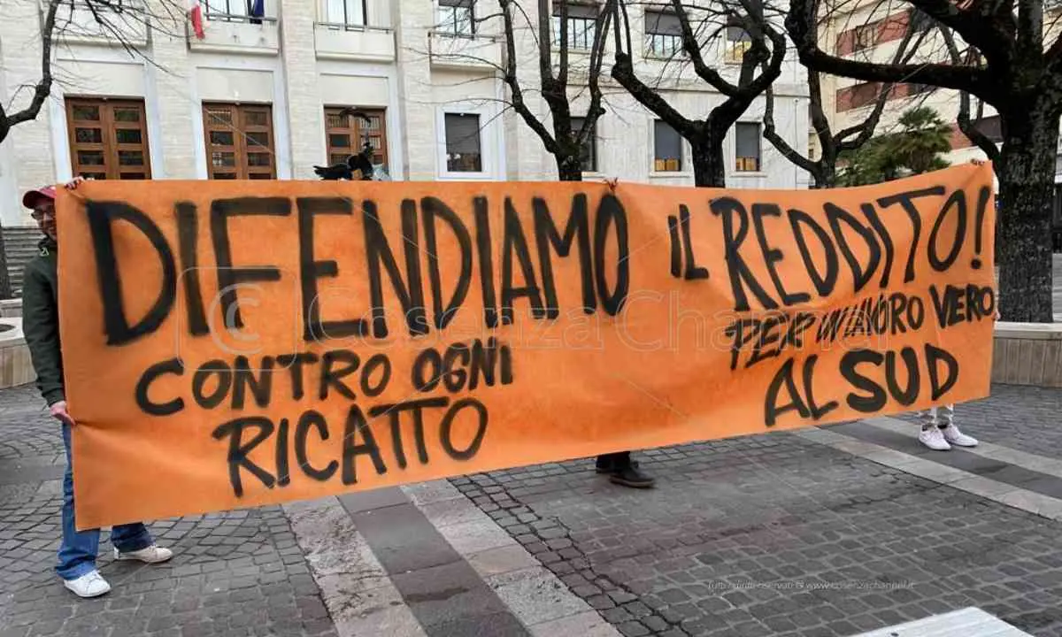 Cosenza, manifestanti in piazza per difendere il reddito di cittadinanza | VIDEO