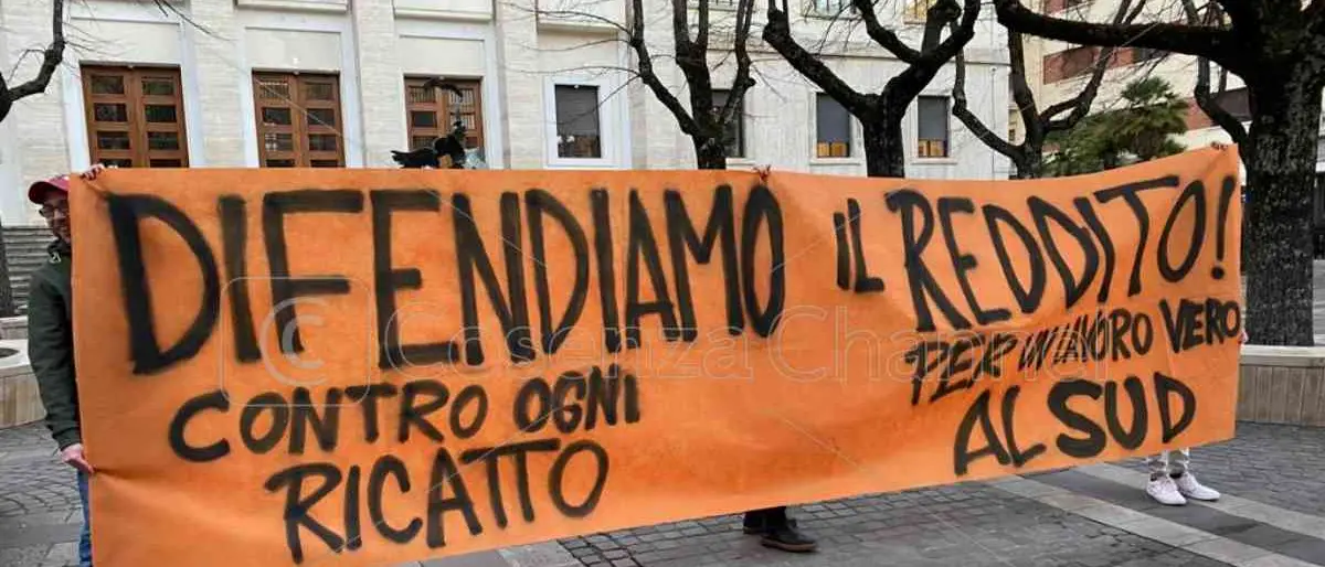 Cosenza, manifestanti in piazza per difendere il reddito di cittadinanza | VIDEO