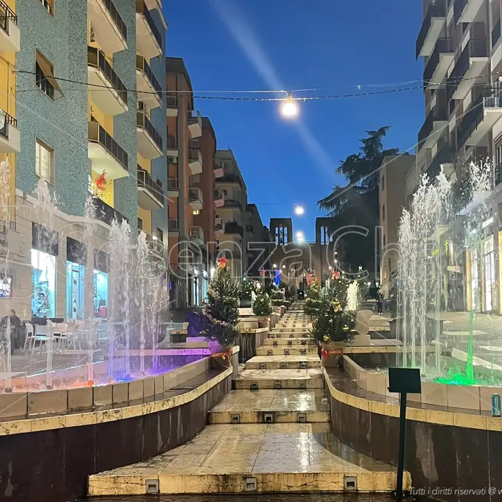 Cosenza, torna a scorrere l'acqua nelle fontane di via Arabia