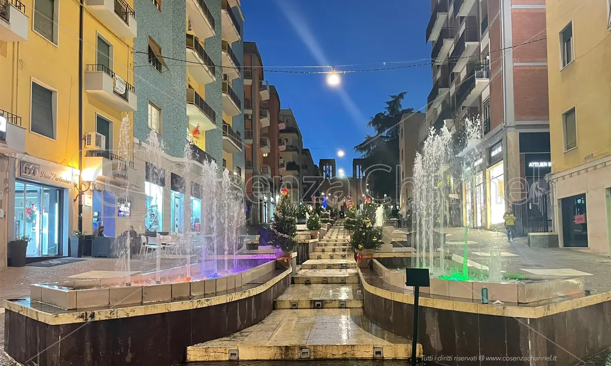 Cosenza, torna a scorrere l'acqua nelle fontane di via Arabia