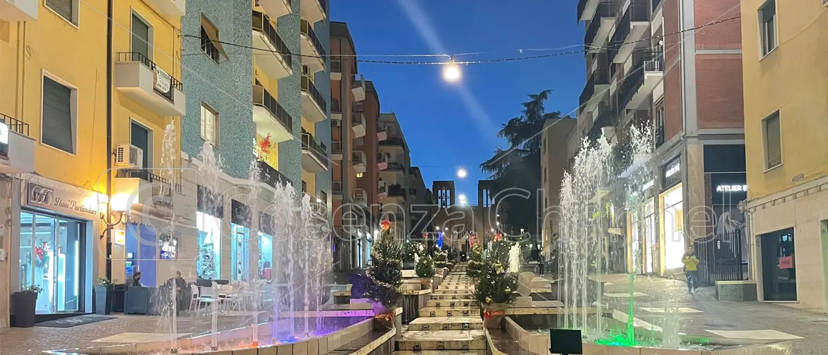 Cosenza, torna a scorrere l'acqua nelle fontane di via Arabia