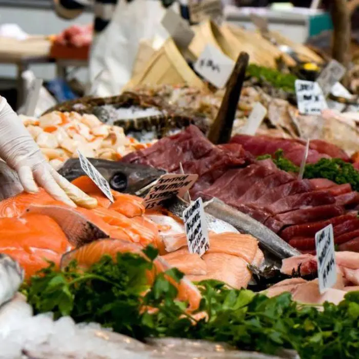 Vigilia di Natale, la crisi a Cosenza non ferma le code in pescheria