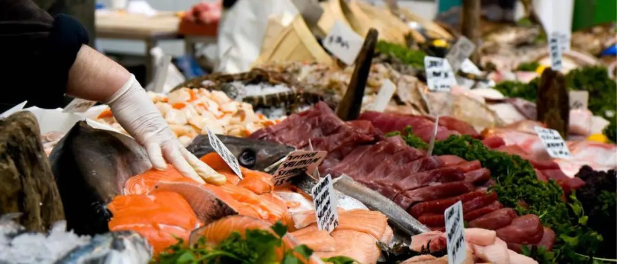 Vigilia di Natale, la crisi a Cosenza non ferma le code in pescheria