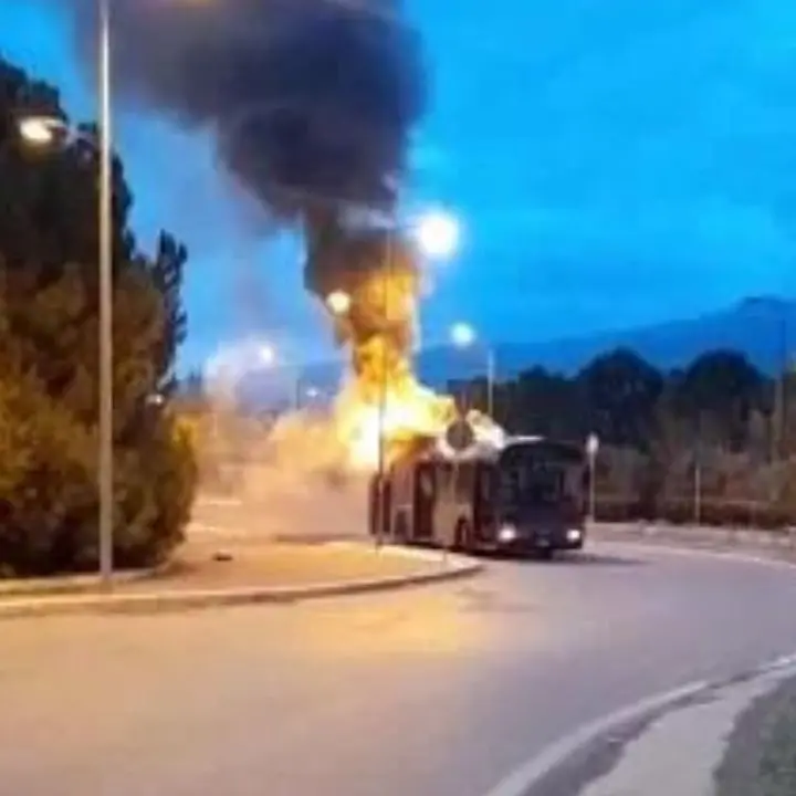 Rende, bus Amaco in fiamme: il momento dell'esplosione | VIDEO