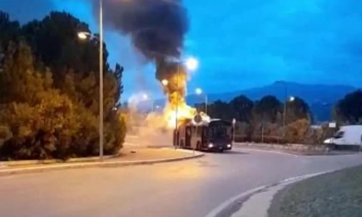 Rende, bus Amaco in fiamme: il momento dell'esplosione | VIDEO