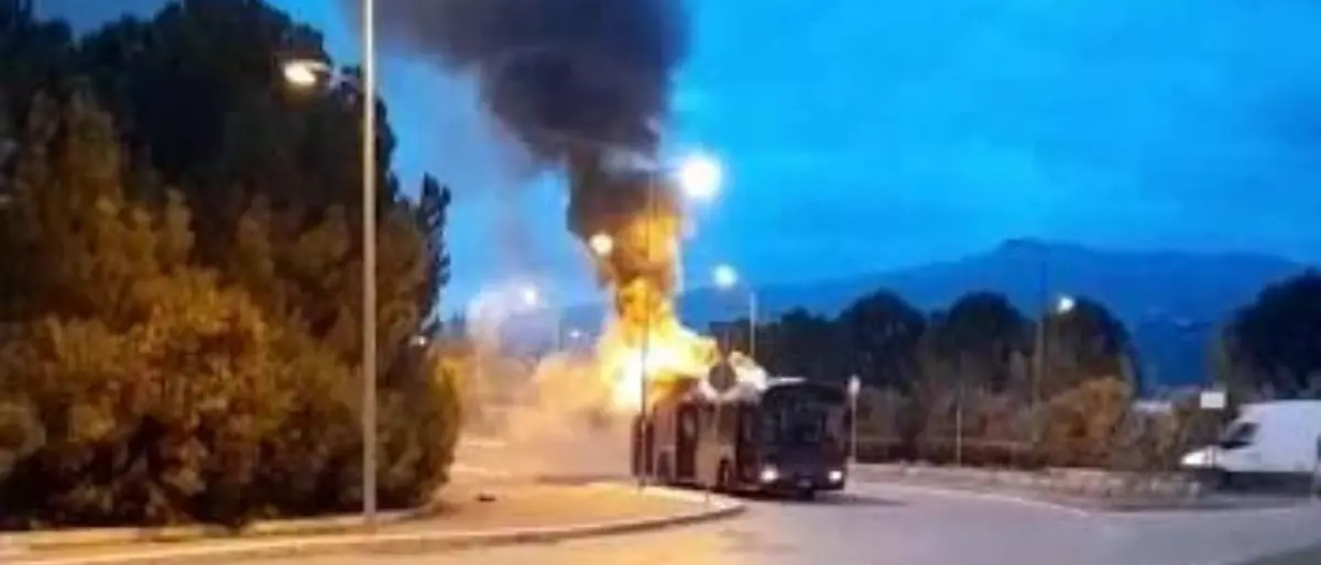Rende, bus Amaco in fiamme: il momento dell'esplosione | VIDEO