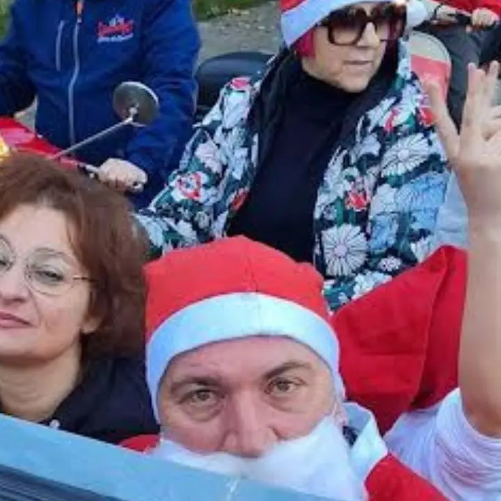 Cosenza, bambini in \"Vespa\" con Babbo Natale alla guida