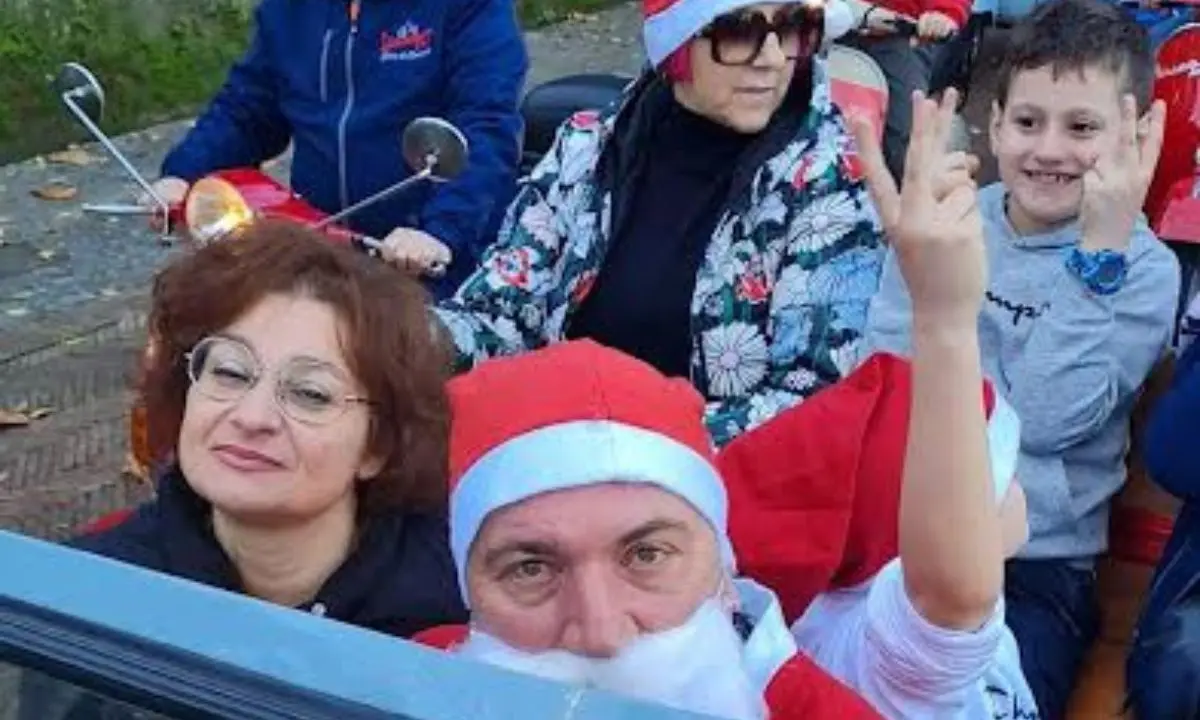 Cosenza, bambini in \"Vespa\" con Babbo Natale alla guida