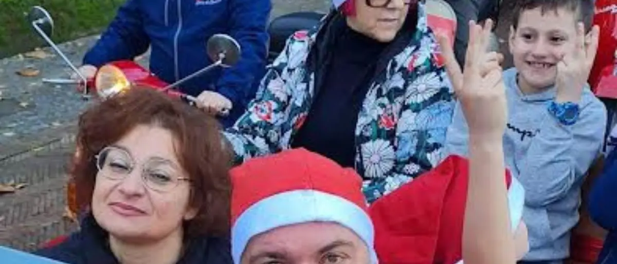 Cosenza, bambini in \"Vespa\" con Babbo Natale alla guida