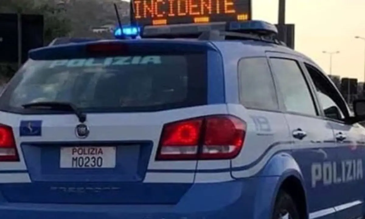 Auto contro guardrail a Mormanno, minorenne sbalzato fuori dall'abitacolo