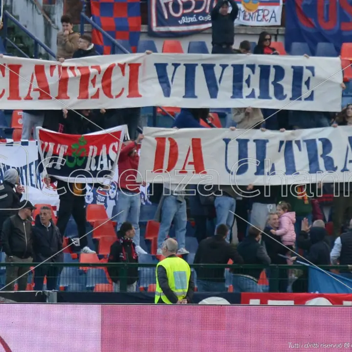 Gli Ultrà Cosenza 1978 Curva Sud: «Non ci piace l’atteggiamento di Guarascio»