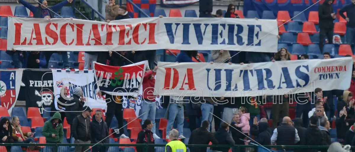 Gli Ultrà Cosenza 1978 Curva Sud: «Non ci piace l’atteggiamento di Guarascio»