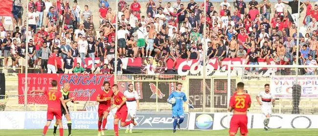 #Umiliati. Il Cosenza prende a pallonate il Catanzaro (3-0)