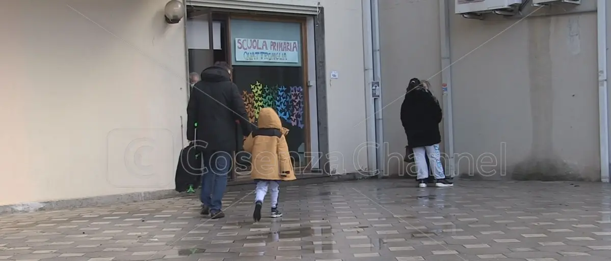 Scuola elementare di Quattromiglia, lezioni ancora in un magazzino: i genitori protestano