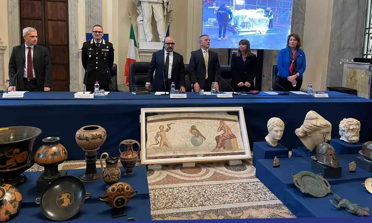 Rimpatriati in Italia dagli Usa 60 reperti archeologici trafugati: valgono più di 20 milioni di dollari
