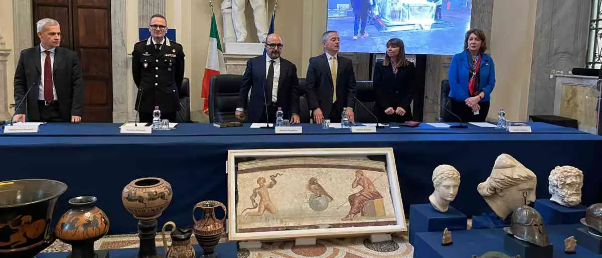 Rimpatriati in Italia dagli Usa 60 reperti archeologici trafugati: valgono più di 20 milioni di dollari