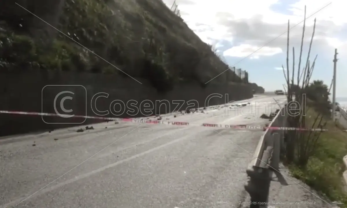 Frana di Coreca, si temono ulteriori crolli. Oggi il sopralluogo sulla collina | VIDEO