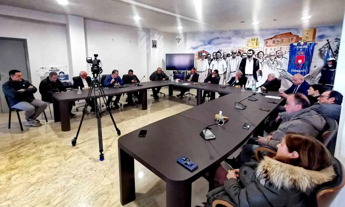 Bus incendiati a Diamante, incontro tra i sindaci del Tirreno: si pensa a un'iniziativa con Gratteri