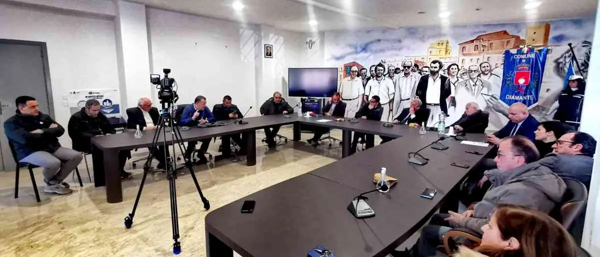 Bus incendiati a Diamante, incontro tra i sindaci del Tirreno: si pensa a un'iniziativa con Gratteri