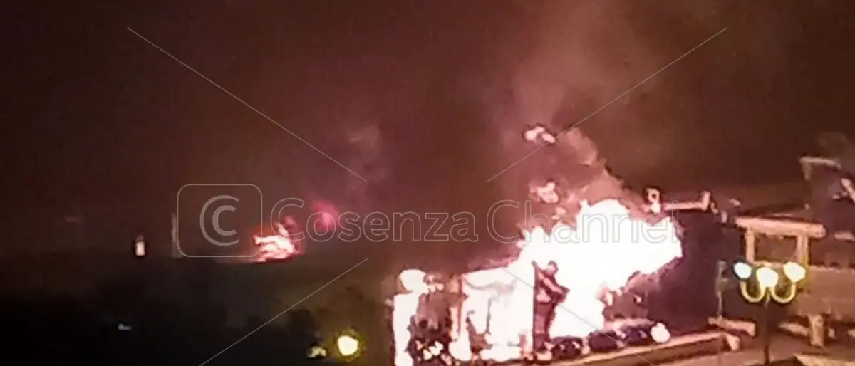 Scalea, terribile incendio sul lungomare: bar distrutto dalle fiamme | VIDEO