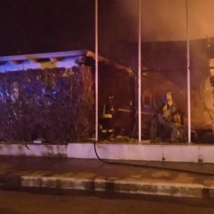 Scalea, è doloso l'incendio che ha distrutto un bar: cosa dicono i pompieri | FOTO