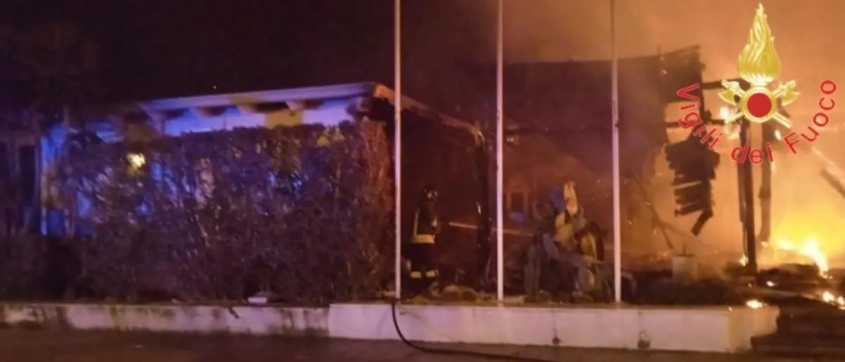 Scalea, è doloso l'incendio che ha distrutto un bar: cosa dicono i pompieri | FOTO