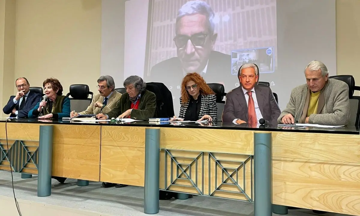 Rende, la \"sagoma\" di Manna in sala per protestare contro i giudici