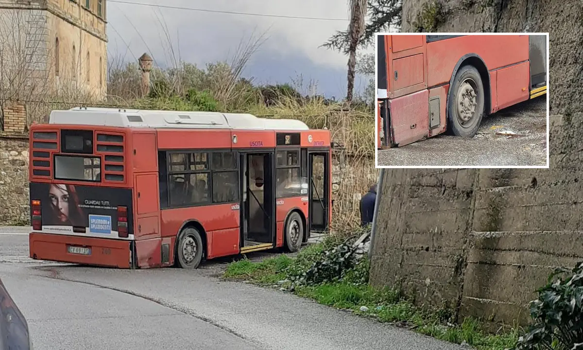 Cosenza, bus dell'Amaco resta impantanato in una grossa buca: utenti bloccati per strada