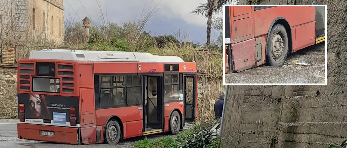 Cosenza, bus dell'Amaco resta impantanato in una grossa buca: utenti bloccati per strada