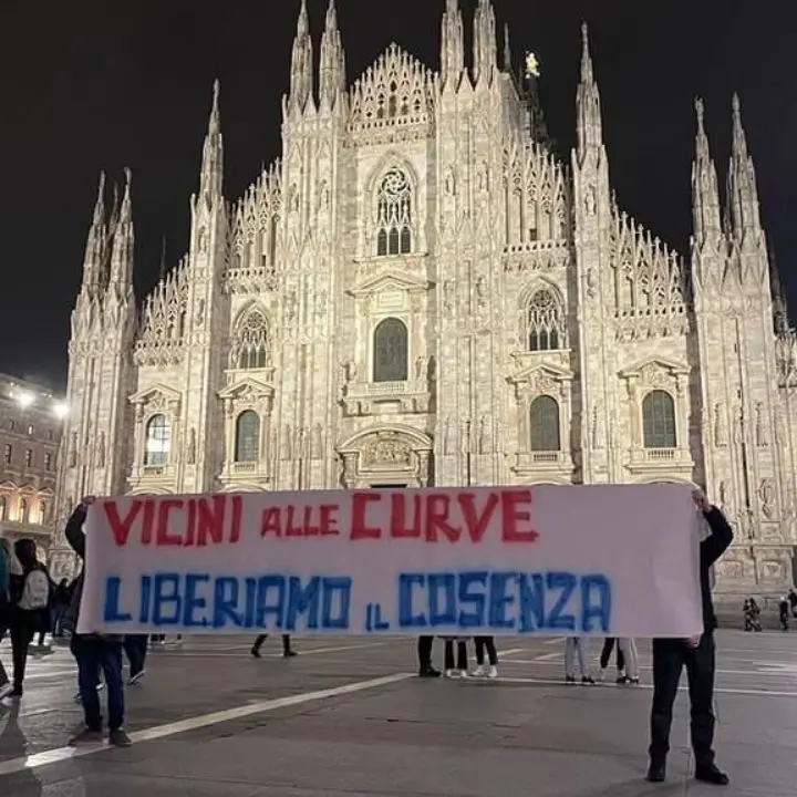 Cosenza calcio, striscioni contro Guarascio pure all'ombra della Madonnina