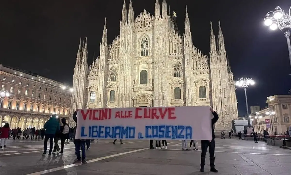 Cosenza calcio, striscioni contro Guarascio pure all'ombra della Madonnina