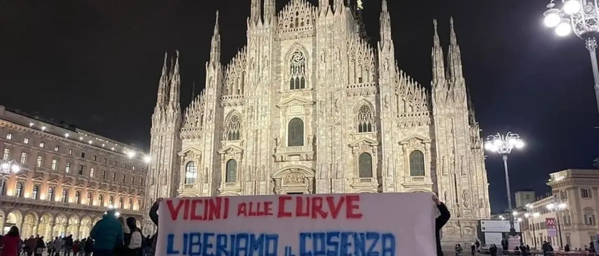 Cosenza calcio, striscioni contro Guarascio pure all'ombra della Madonnina