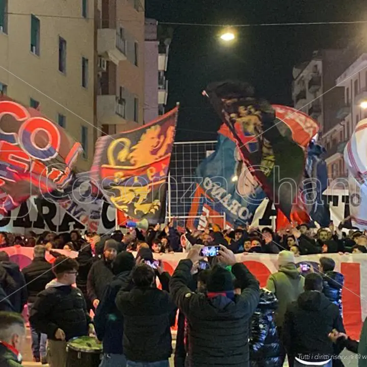 Cosenza, gli ultrà in piazza contro Guarascio: «Vai via» | VIDEO