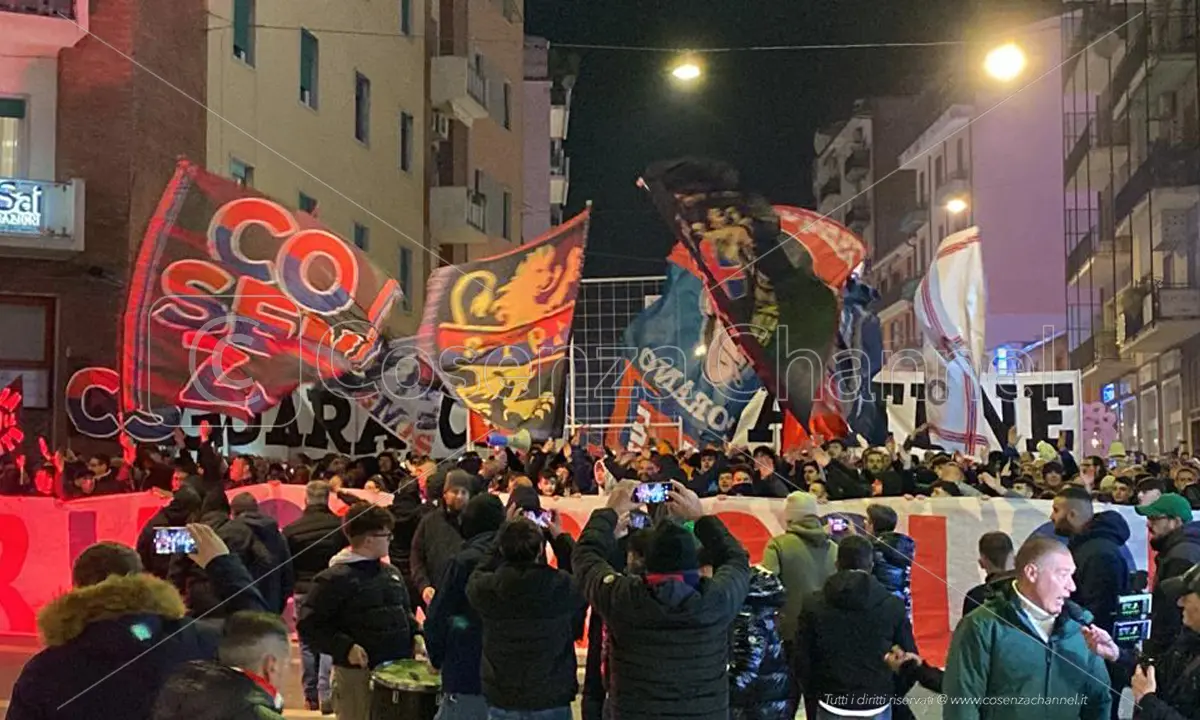 Cosenza, gli ultrà in piazza contro Guarascio: «Vai via» | VIDEO